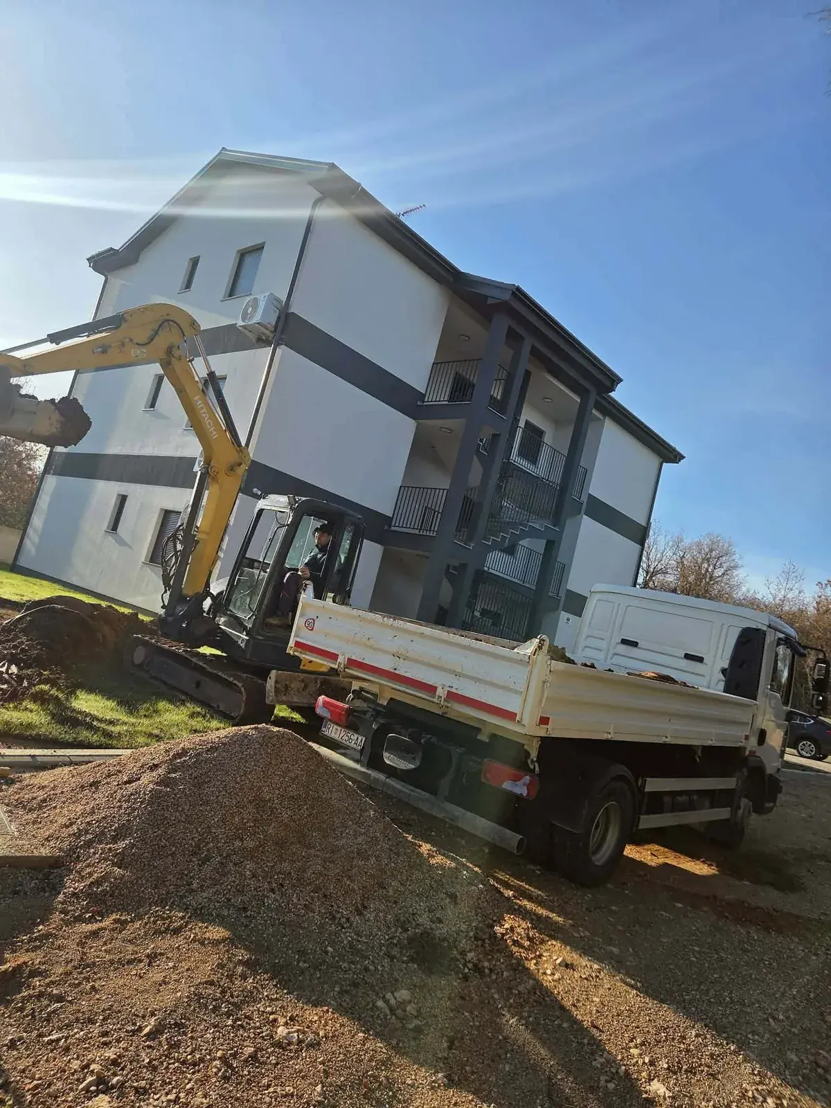 Kamion tijekom dovoza materijala na teren